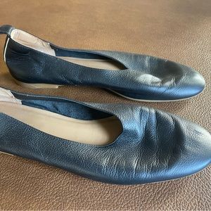Everlane day glove black leather flats